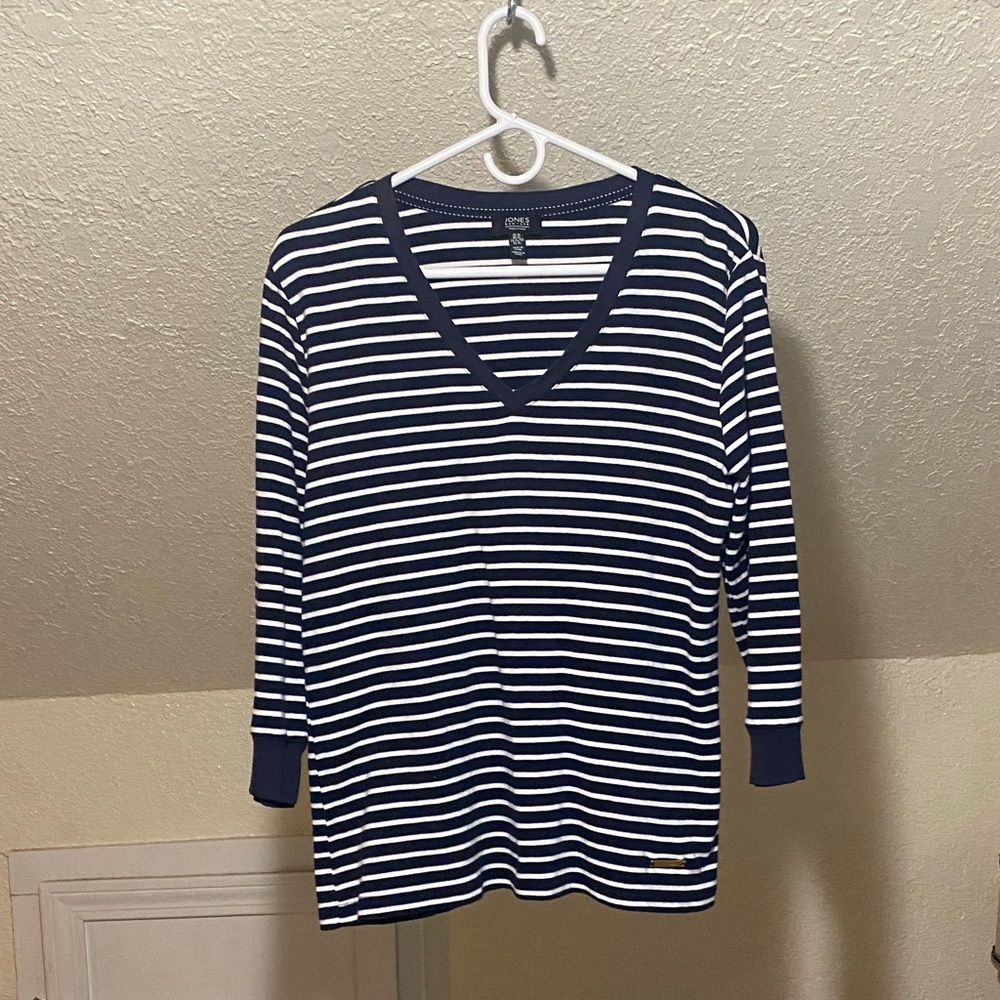 Jones New York women’s size XLARGE top.